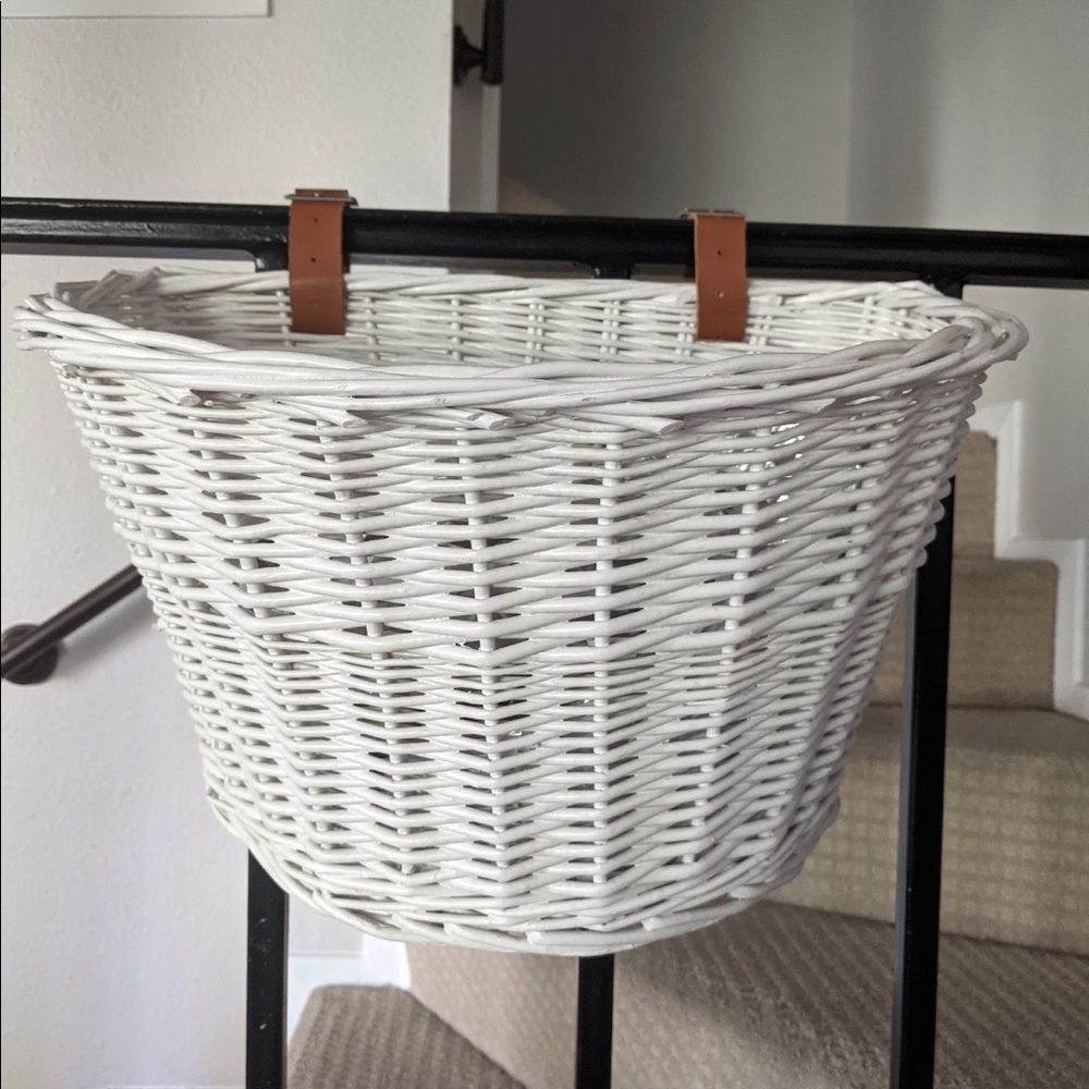 Woven bike basket with leather straps